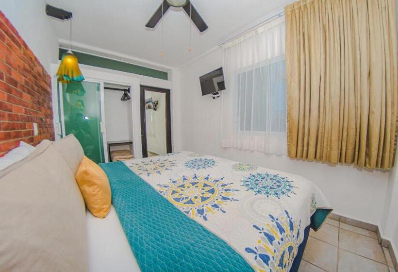 带一个卧室和一个阳台的海景公寓, Suites Nadia Puerto Vallarta