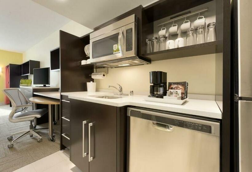 带大床的标准工作室, Home2 Suites By Hilton La Crosse