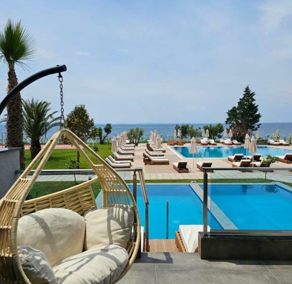 Полулюкс с Бассейном, Seacoast Resort Halkidiki