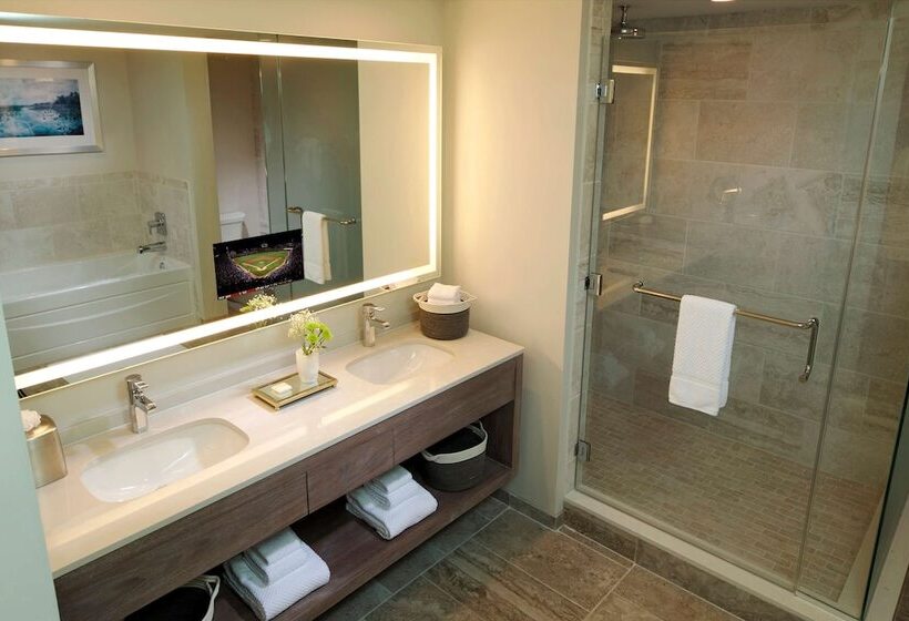 Люкс Адаптированный для Инвалидов, Hilton Grand Vacations Club Ocean Oak Resort Hilton Head