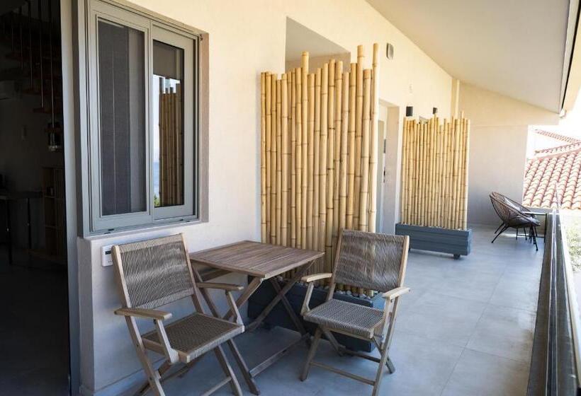 Люкс Вид на Бассейн, Theros Suites