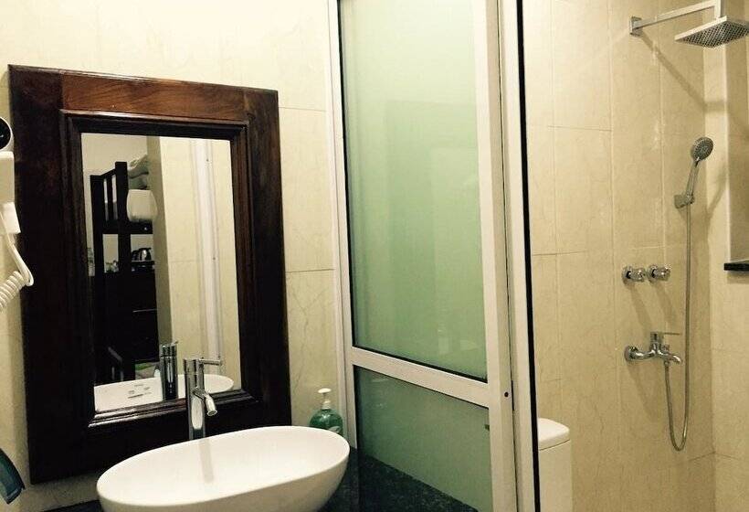 تختخواب در اتاق مشترک, Mr Charles Guest House