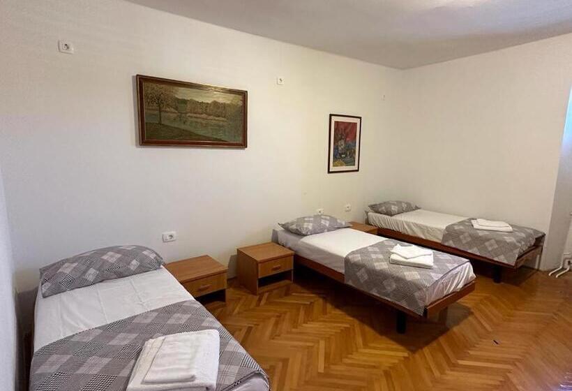 اتاق استاندارد سه تخته با سرویس بهداشتی مشترک, Hostel On The Road Trip