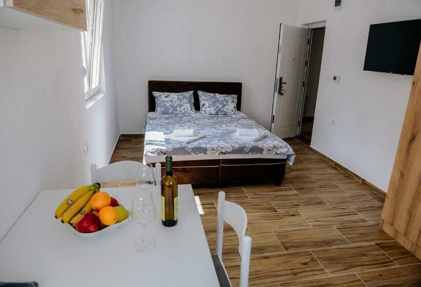 استودیوی استاندارد, Premium Apartments