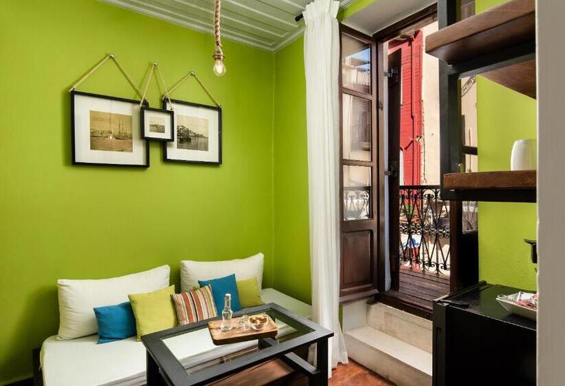Президентский Люкс, Favela Living Space