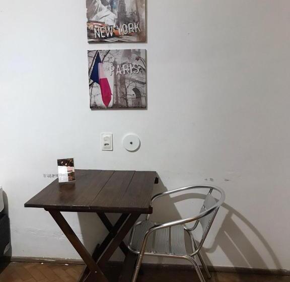 패밀리 룸, Rock! And Hostel Bh