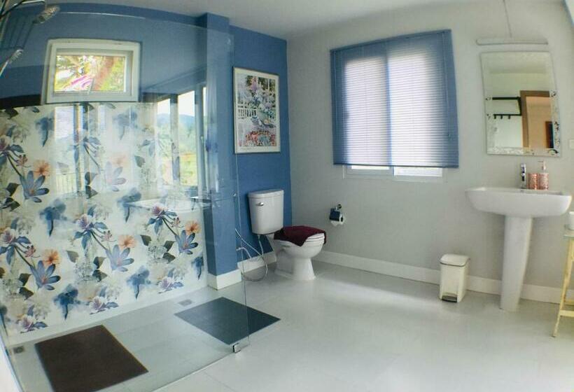 اتاق لوکس, Gumbie House