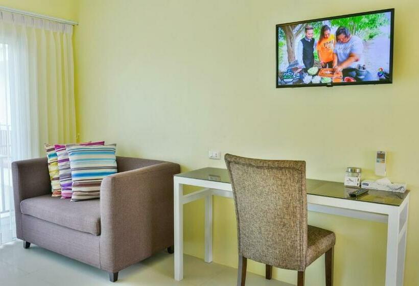 Номер Deluxe Вид на Бассейн, Southgate Residence Hotel   Sha Certified