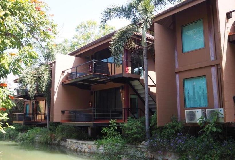 스탠다드 룸 킹사이즈 침대, The Grace Amphawa