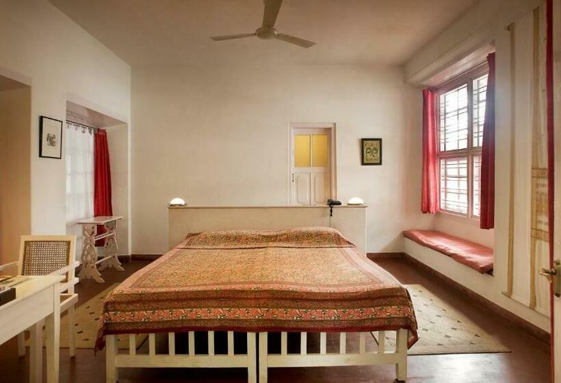 Camera Standard, Neemrana S  Tower House