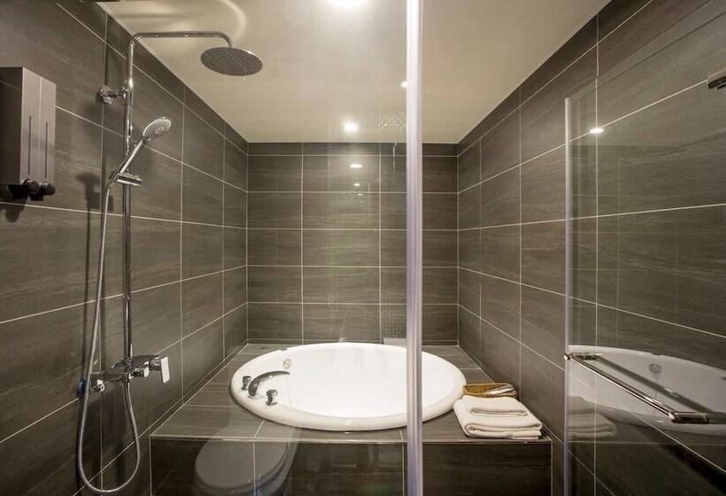 اتاق لوکس, Just Live Inn  Keelung
