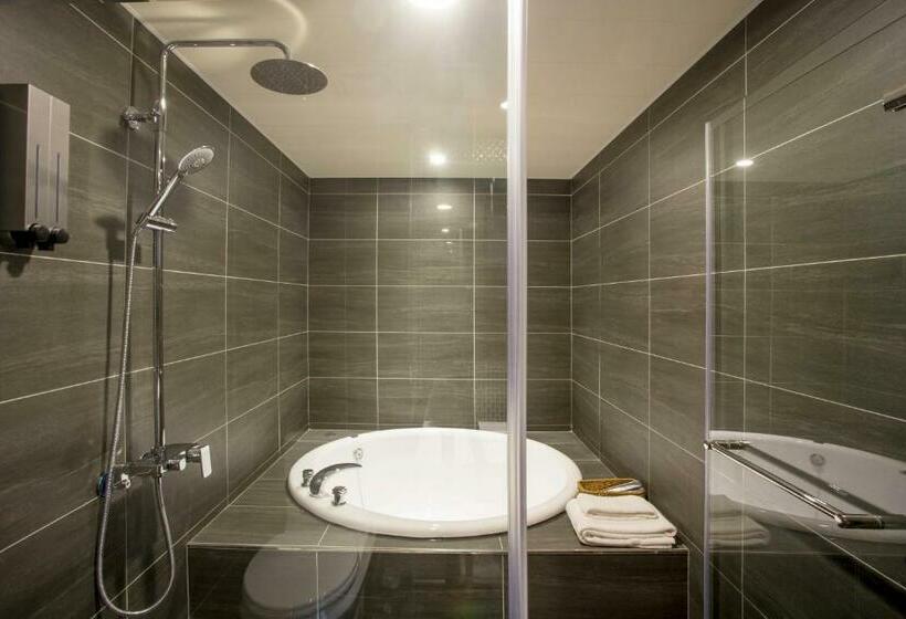 اتاق لوکس, Just Live Inn  Keelung