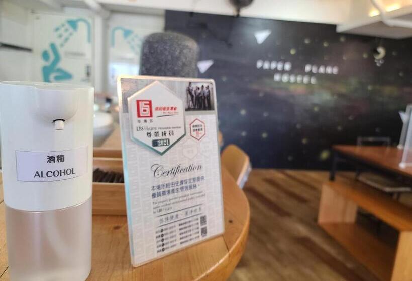 اتاق استاندارد چهارنفره با سرویس بهداشتی مشترک, Paper Plane Hostel