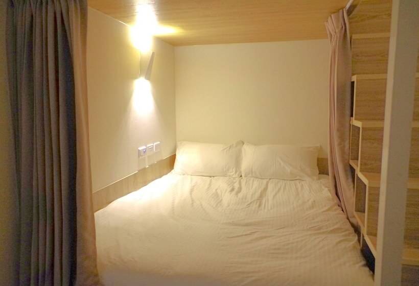 اتاق استاندارد چهارنفره با سرویس بهداشتی مشترک, Paper Plane Hostel