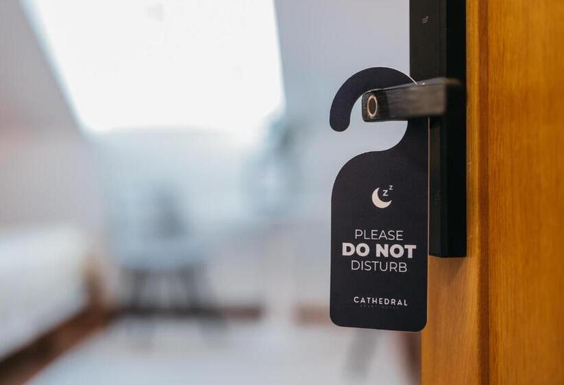 استودیوی استاندارد, Cathedral Apartments Self Check In