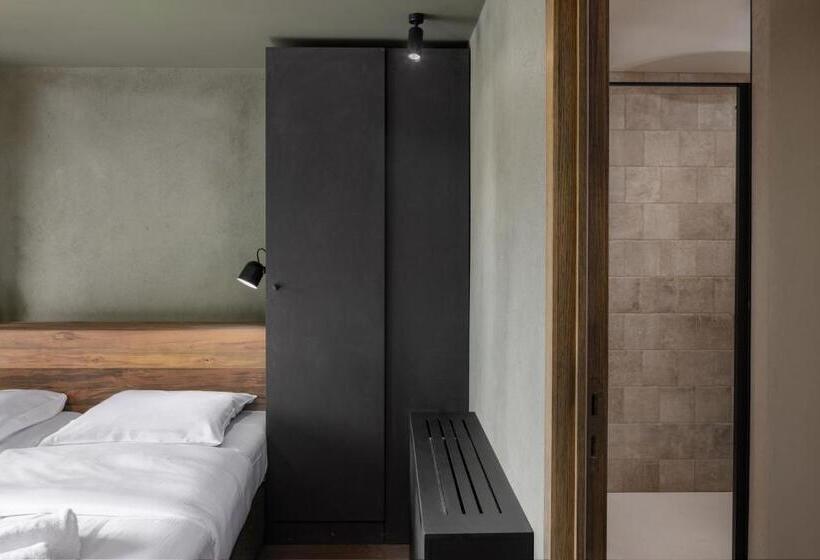Четырехместный Номер Стандарт, Hillview Hotel Grandvoir