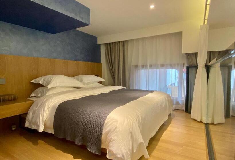 Superior suite with garden view, Memory Garden House