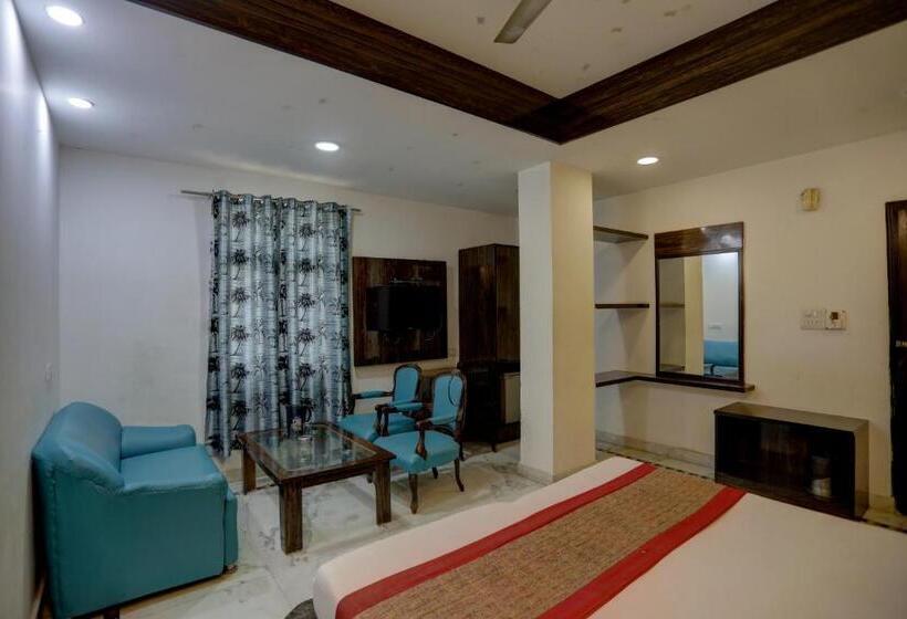 اتاق سوپریور, Anand Near Karol Bagh Metro Station