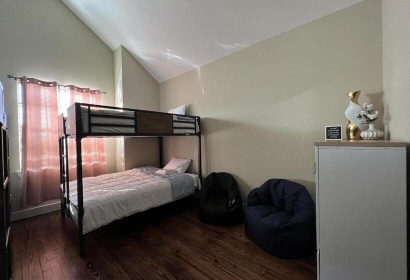 디럭스 4인 룸, Mycrib Houston Hostel