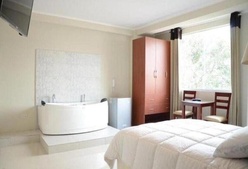스탠다드 스튜디오, Plaza Del Bosque Inn