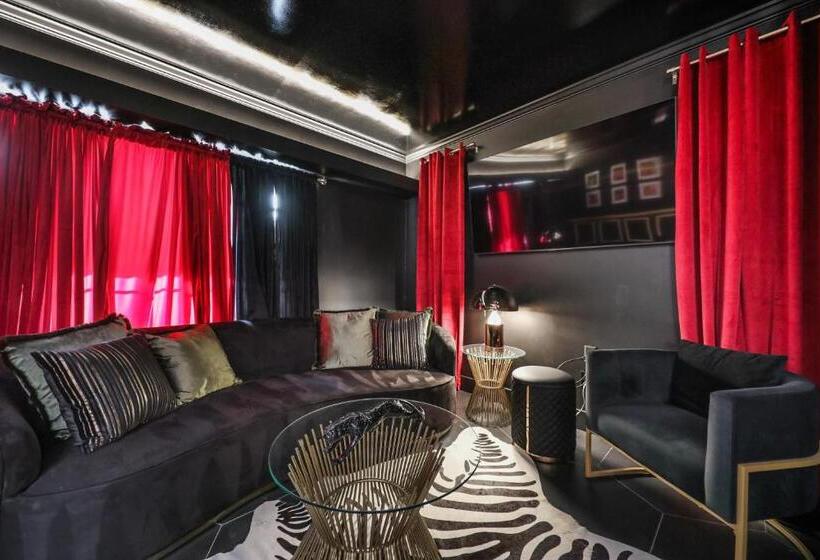 Suite Deluxe Lit King Size, The Playmate Suite  Sophisticated Tribute To Hugh S Girls