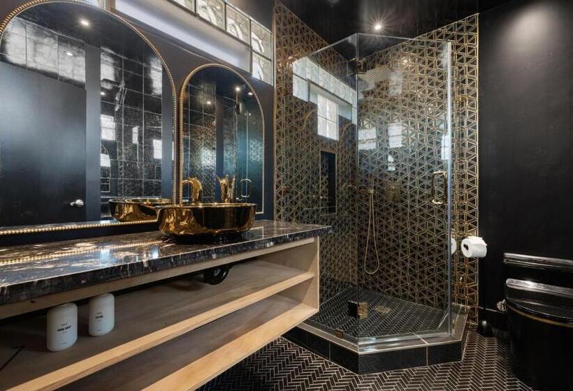 Suite Deluxe Lit King Size, The Playmate Suite  Sophisticated Tribute To Hugh S Girls