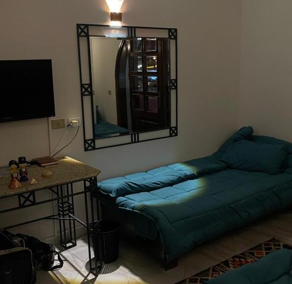 غرفة قياسية ثلاثية, Light House Camp