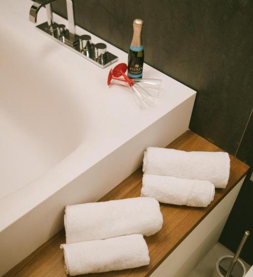 Номер Стандарт с Гидромассажем, Suave Luxury Room