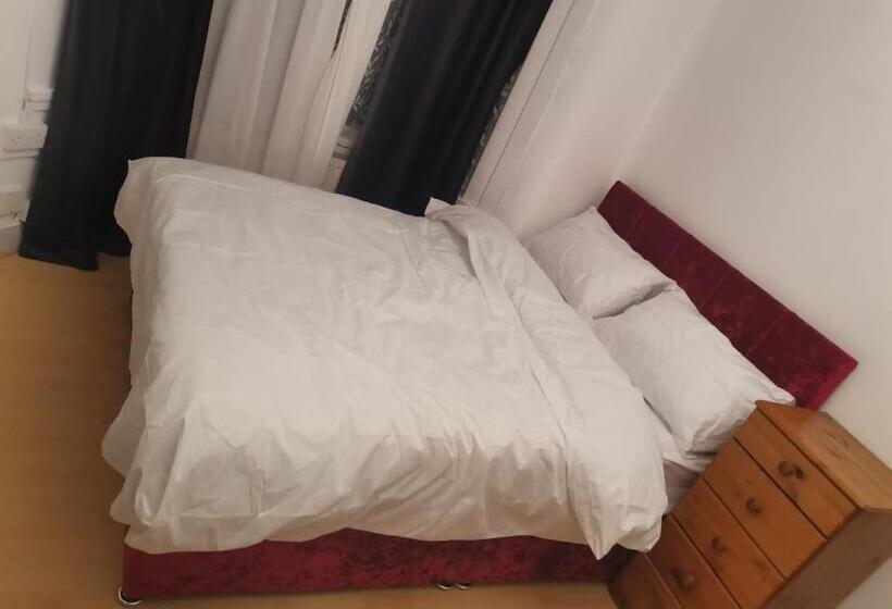 Номер Стандарт Вид на Сад, Double Room Near London Seven Kings Train Station