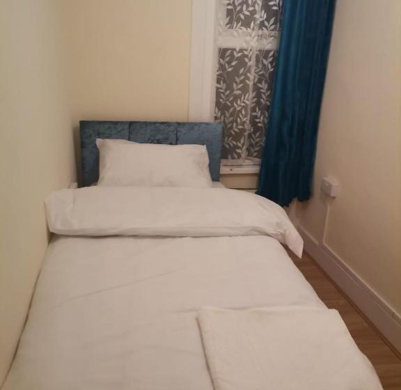 Номер Economy Индивидуальный, Double Room Near London Seven Kings Train Station