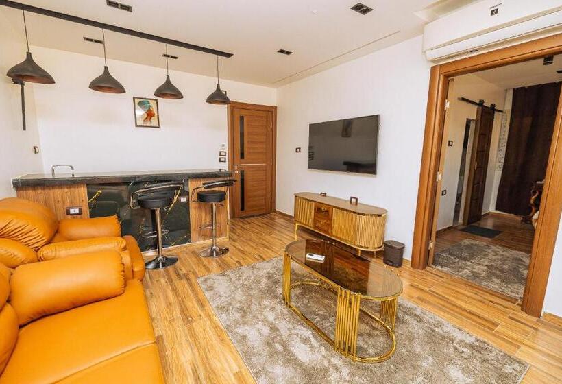 سوییت لوکس, White Pyramids Inn