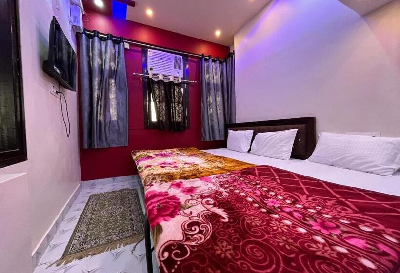 Camera Tripla Standard, Baba Vishwanath Residency