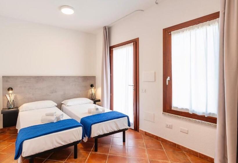 Апартаменты 1 Спальня, Residence With Swimming Pool In Isola Rossa, Just About 2 Km From The Beach La Marinedda