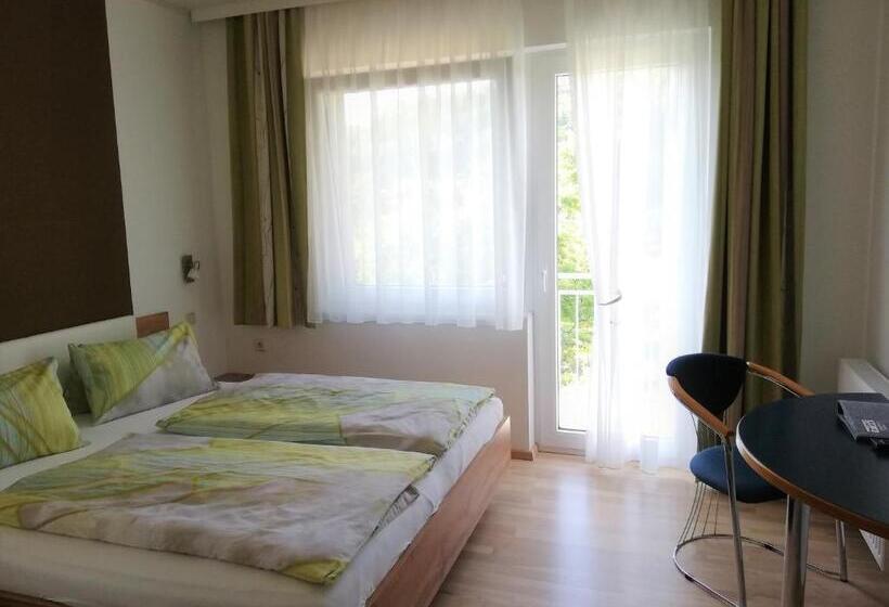 Classic room with balcony, Privatzimmer Langthaler