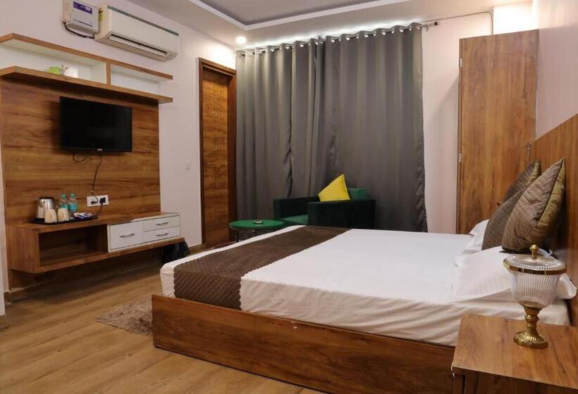 اتاق لوکس, The Sandalwood Hotel I Sec 38 I Near Medanta Medicity Gurgaon