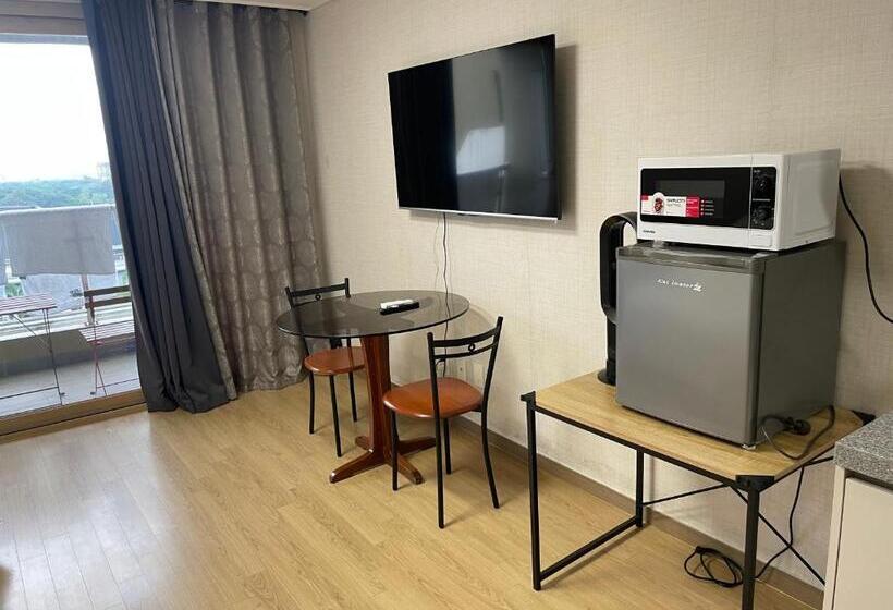 스탠다드 발코니 스튜디오, Spacious Luxury Condo W/ Kitchen Beside Hilton Clark D’heights