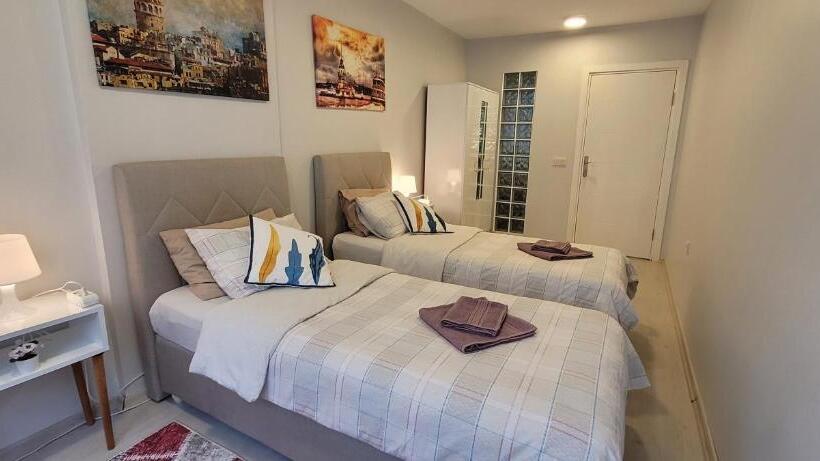 스탠다드 룸 공동 욕실, Rooms In The Heart Of Sisli   1 Min To Metro   Shared Bathroom And Kitchen