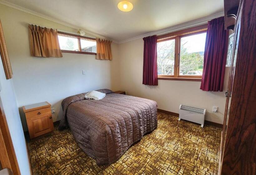 Бунгало Стандарт 3 Спальни, Manapouri Holiday Park