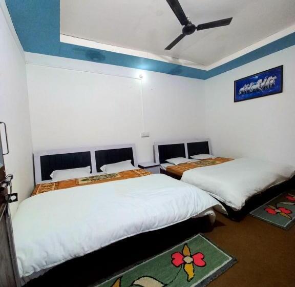 4인용 스탠다드 룸, White House Resort, Ukhimath