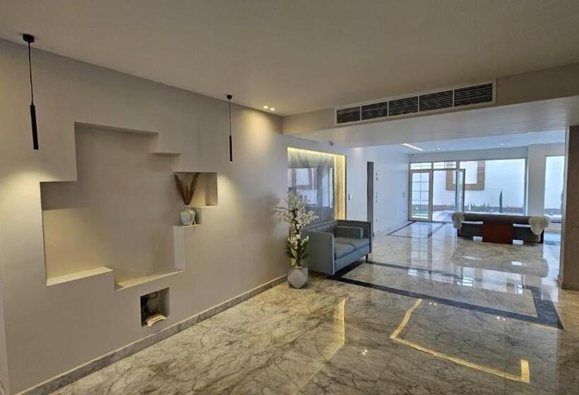 استودیوی استاندارد, Majestic Oak Suite