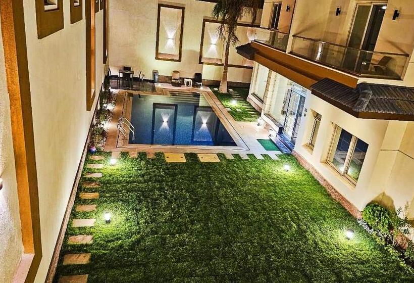 استودیوی استاندارد, Majestic Oak Suite