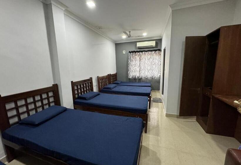 Номер Стандарт, Frankies Holiday Inn