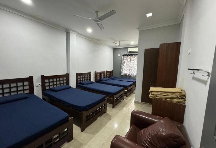 标准三人间, Frankies Holiday Inn