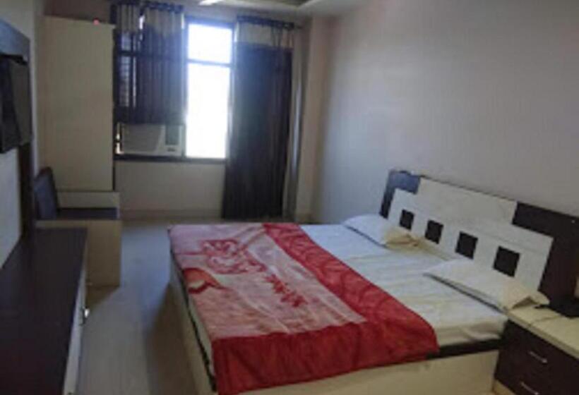 经济型三人房间, Varun Inn