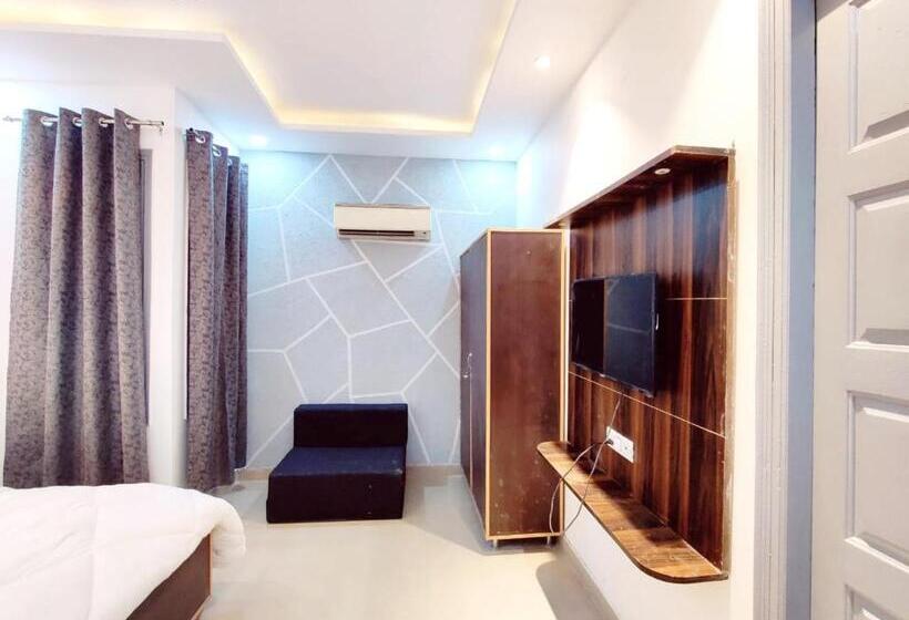 Номер Economy, The Barak S Residency    Lpu Main Gate    Special For Parents, Students, Couples, Corporate