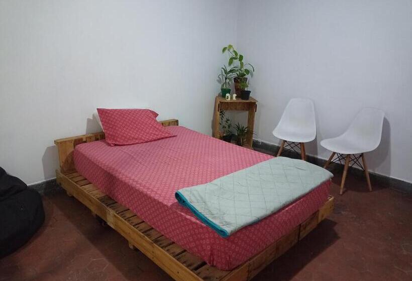 اتاق لوکس, Hostel B