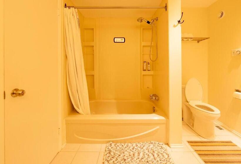Апартаменты 3 Спальни, Comfortable House Located 10 Minutes From Downtown