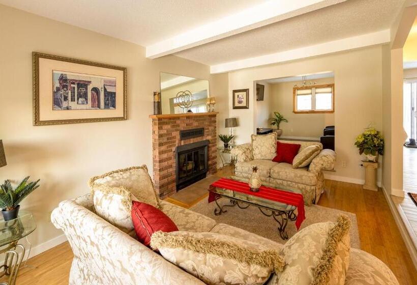 Апартаменты 3 Спальни, Comfortable House Located 10 Minutes From Downtown