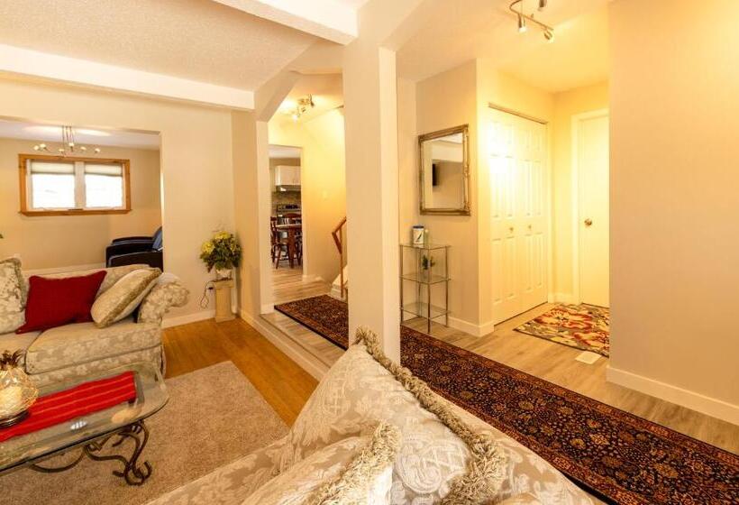 Апартаменты 3 Спальни, Comfortable House Located 10 Minutes From Downtown