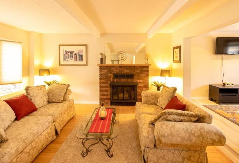 Апартаменты 3 Спальни, Comfortable House Located 10 Minutes From Downtown